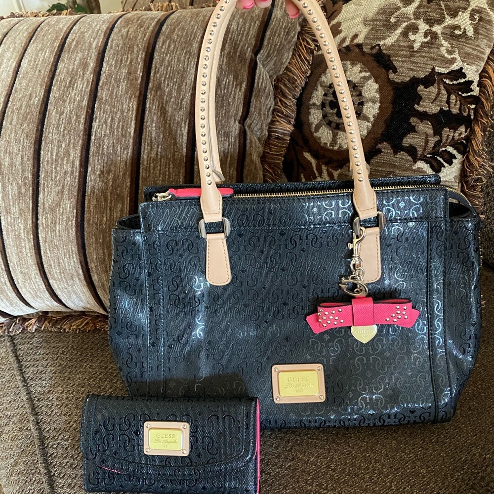 Guess purse and wallet.